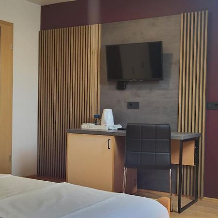 Rooms & Apartments Kepic, Airport Accomodation แซเคลียนาโกเรนสเคม ภายนอก รูปภาพ