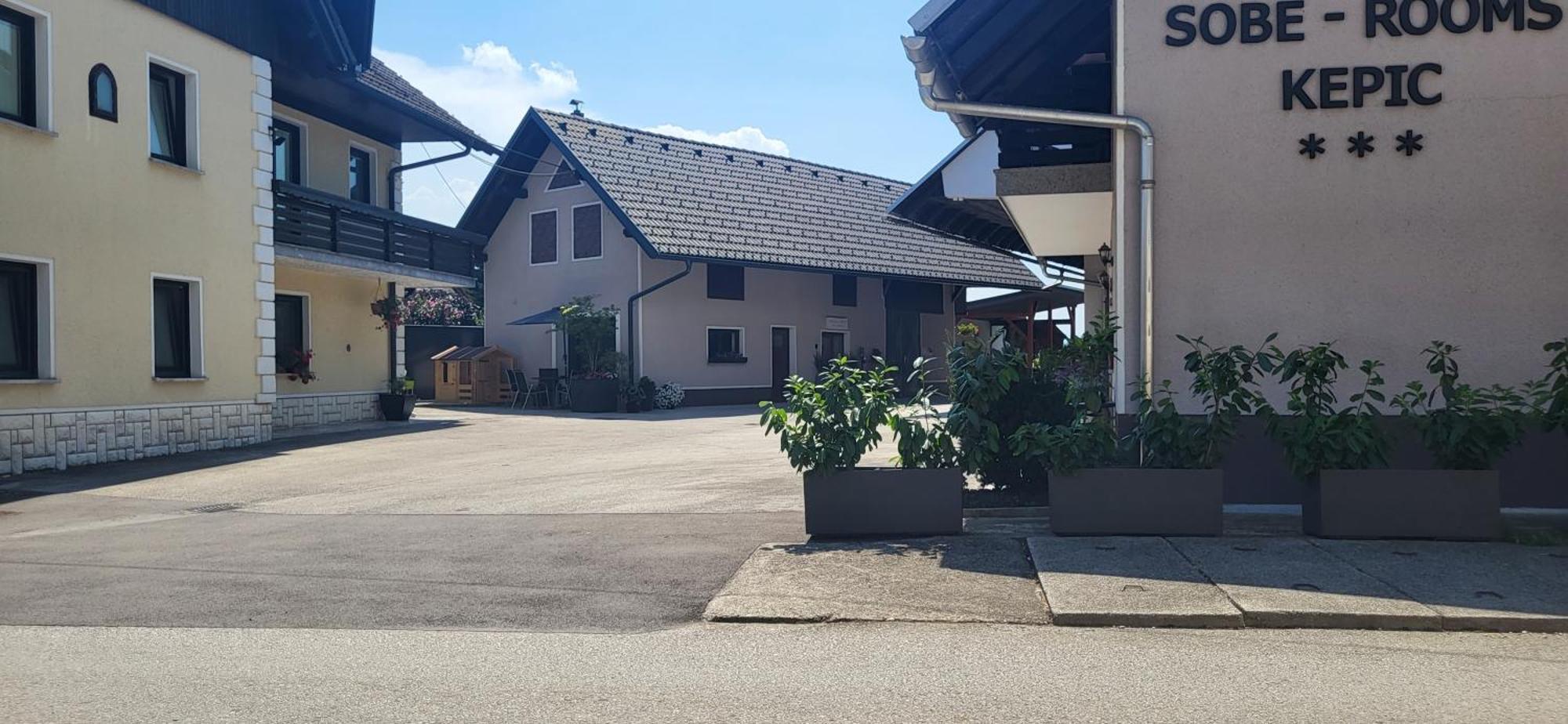 Rooms & Apartments Kepic, Airport Accomodation แซเคลียนาโกเรนสเคม ภายนอก รูปภาพ