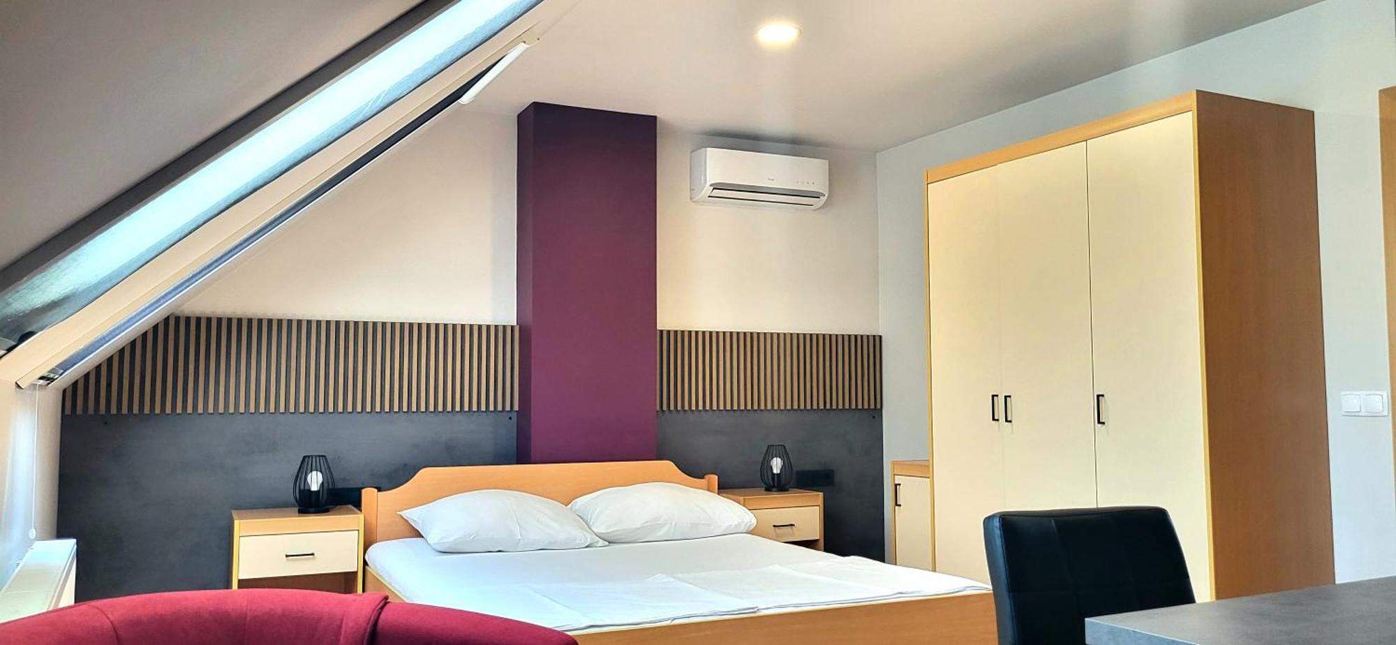 Rooms & Apartments Kepic, Airport Accomodation แซเคลียนาโกเรนสเคม ภายนอก รูปภาพ