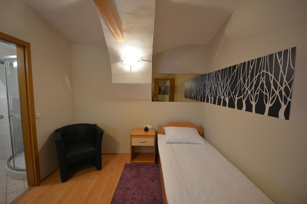 Rooms & Apartments Kepic, Airport Accomodation แซเคลียนาโกเรนสเคม ห้อง รูปภาพ