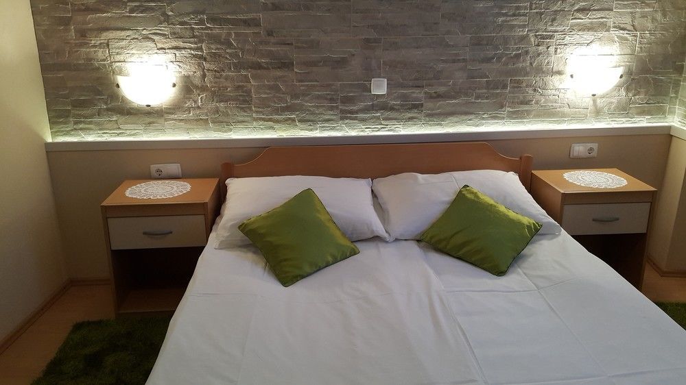 Rooms & Apartments Kepic, Airport Accomodation แซเคลียนาโกเรนสเคม ภายนอก รูปภาพ