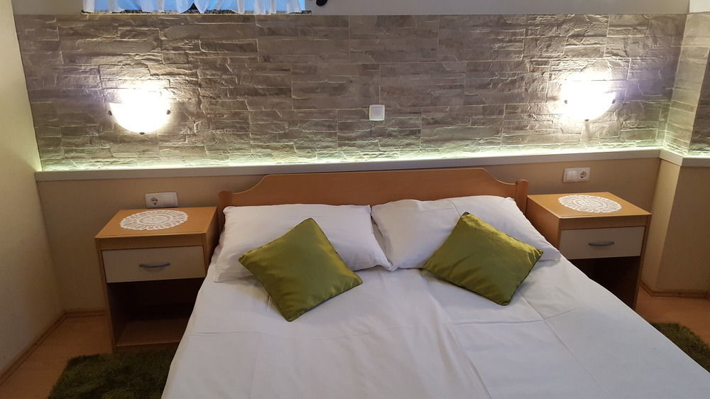 Rooms & Apartments Kepic, Airport Accomodation แซเคลียนาโกเรนสเคม ภายนอก รูปภาพ