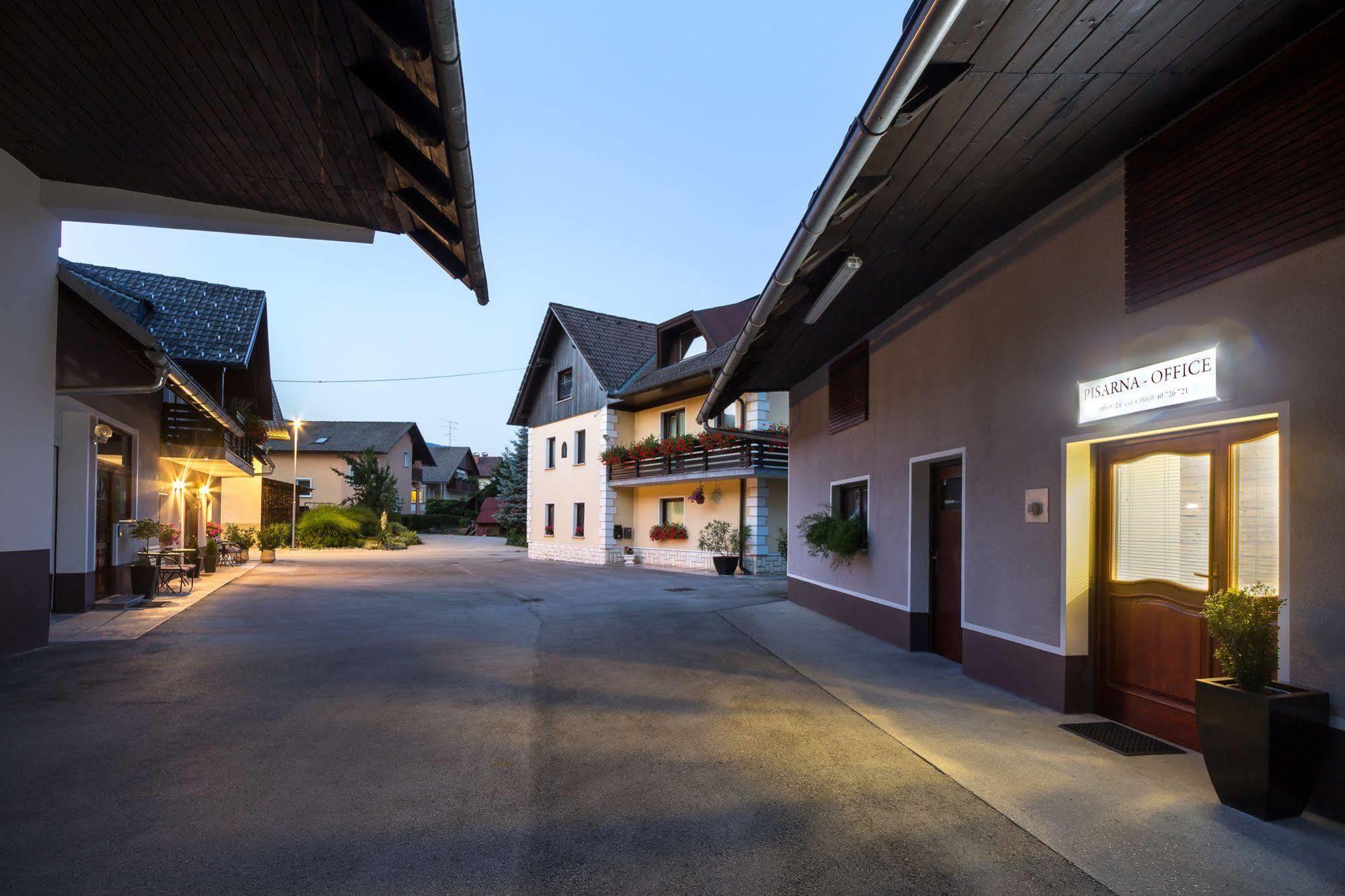 Rooms & Apartments Kepic, Airport Accomodation แซเคลียนาโกเรนสเคม ภายนอก รูปภาพ