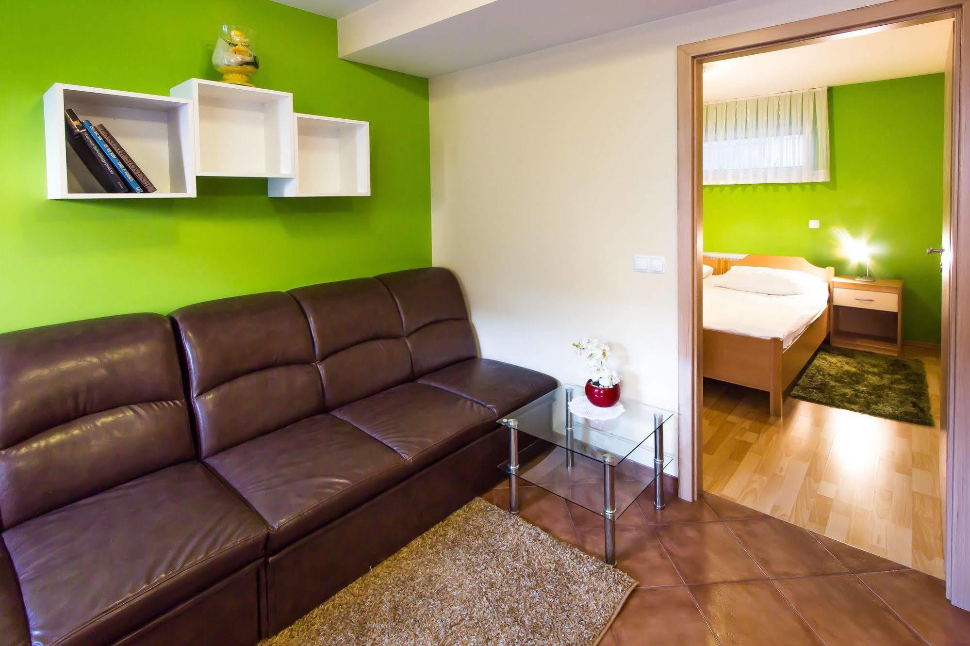 Rooms & Apartments Kepic, Airport Accomodation แซเคลียนาโกเรนสเคม ภายนอก รูปภาพ