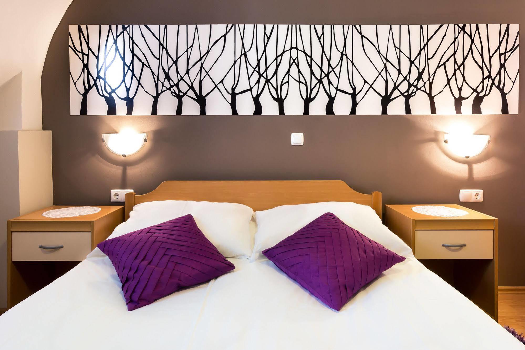 Rooms & Apartments Kepic, Airport Accomodation แซเคลียนาโกเรนสเคม ภายนอก รูปภาพ