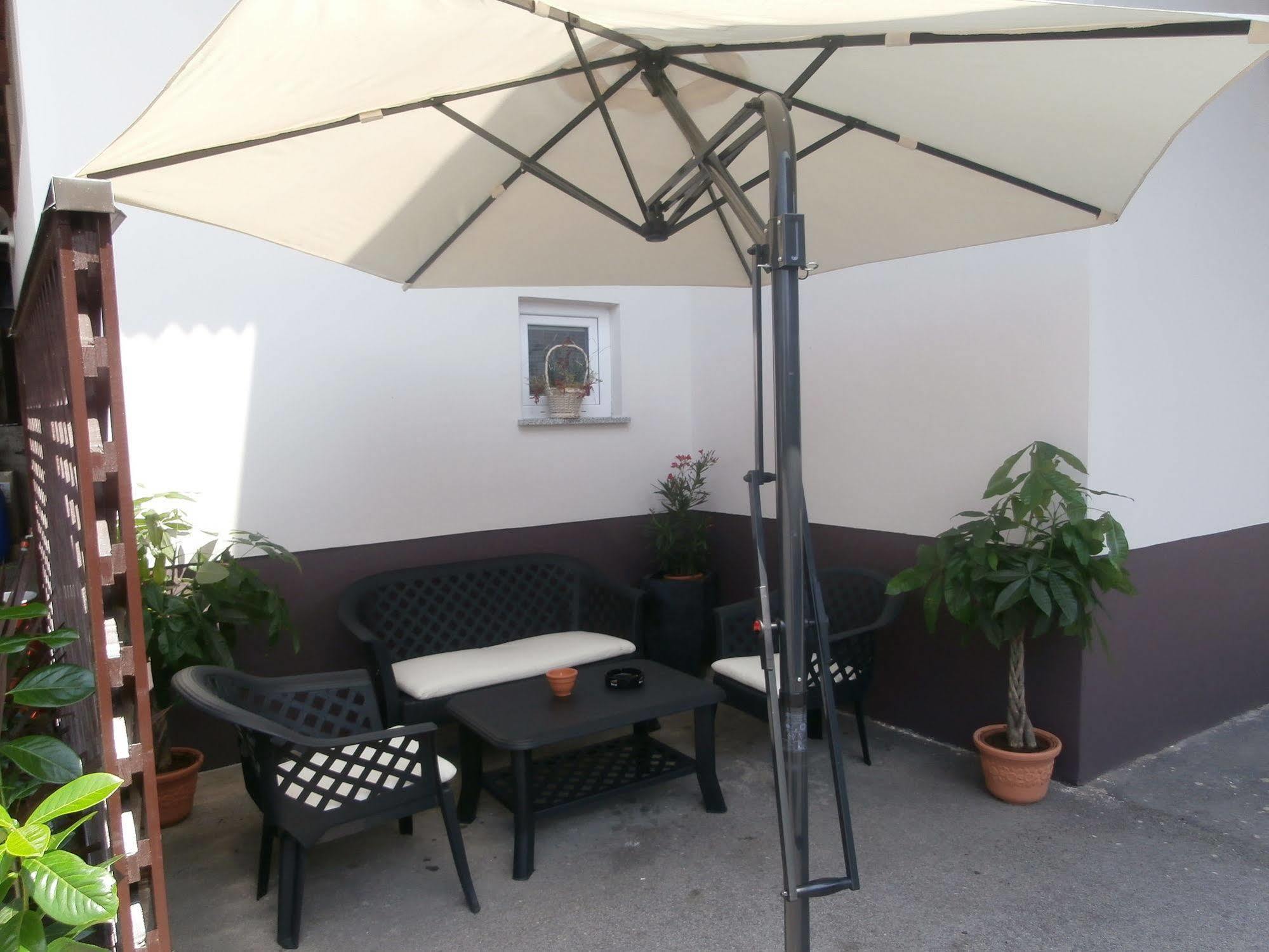 Rooms & Apartments Kepic, Airport Accomodation แซเคลียนาโกเรนสเคม ภายนอก รูปภาพ