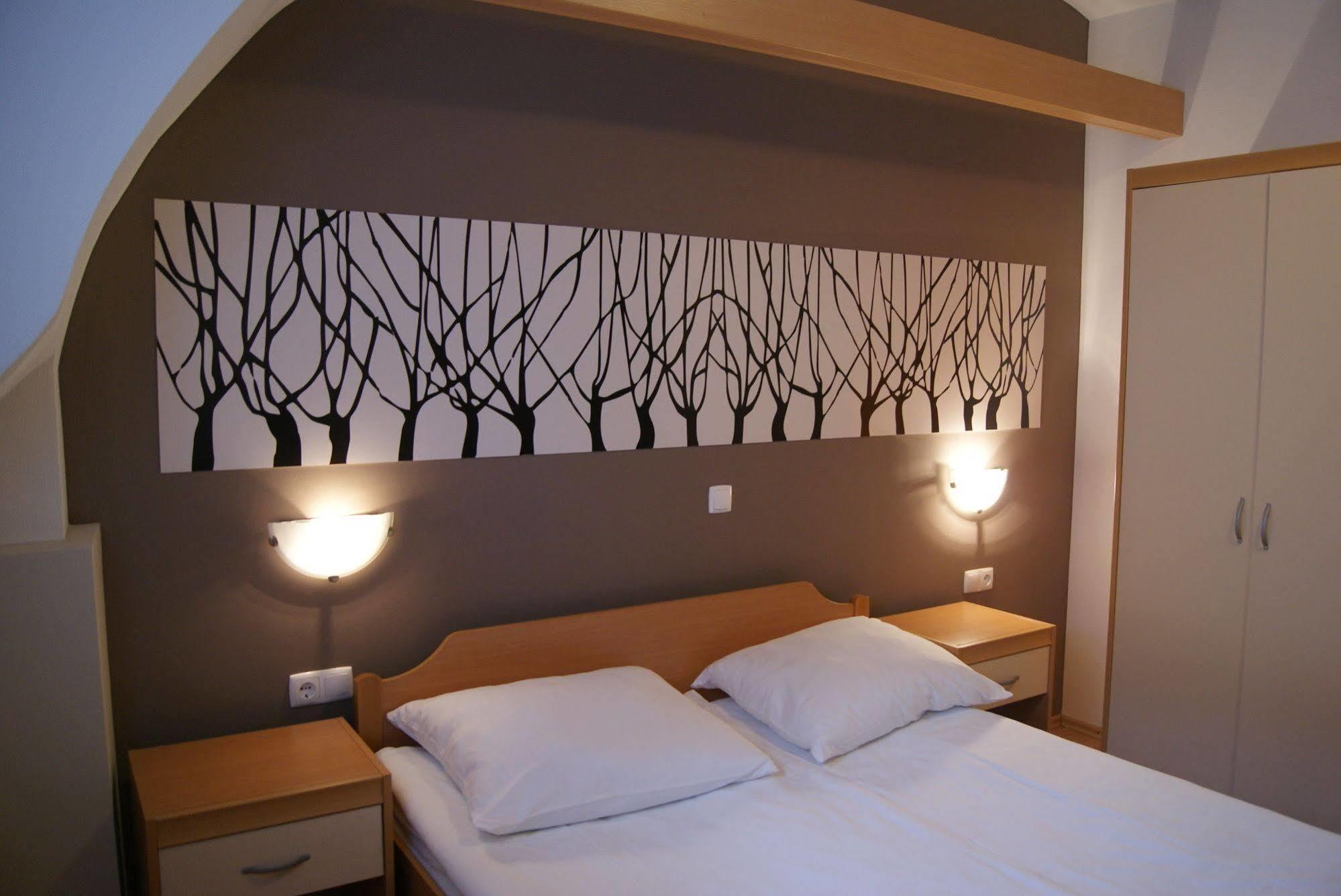 Rooms & Apartments Kepic, Airport Accomodation แซเคลียนาโกเรนสเคม ภายนอก รูปภาพ