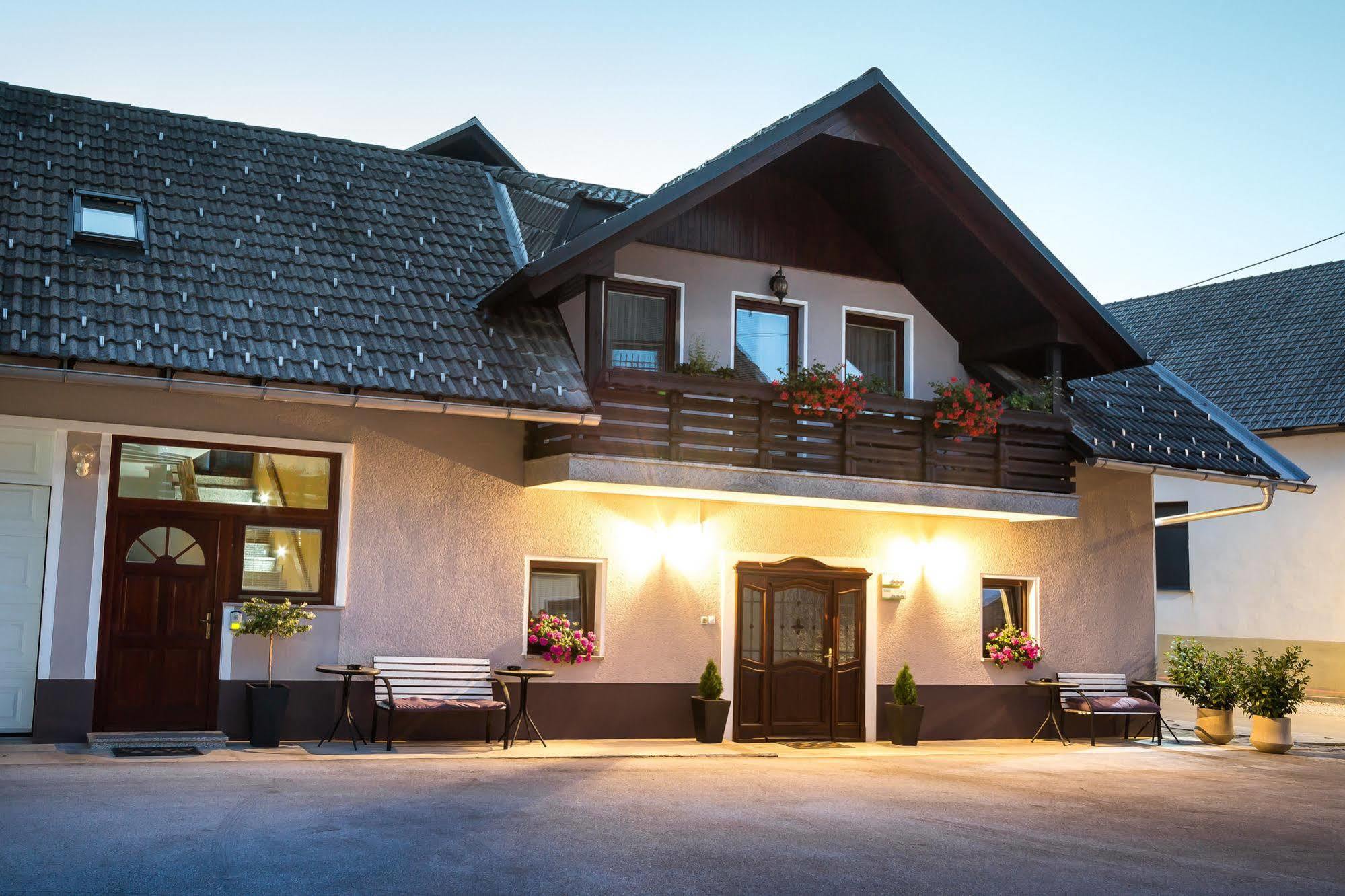 Rooms & Apartments Kepic, Airport Accomodation แซเคลียนาโกเรนสเคม ภายนอก รูปภาพ