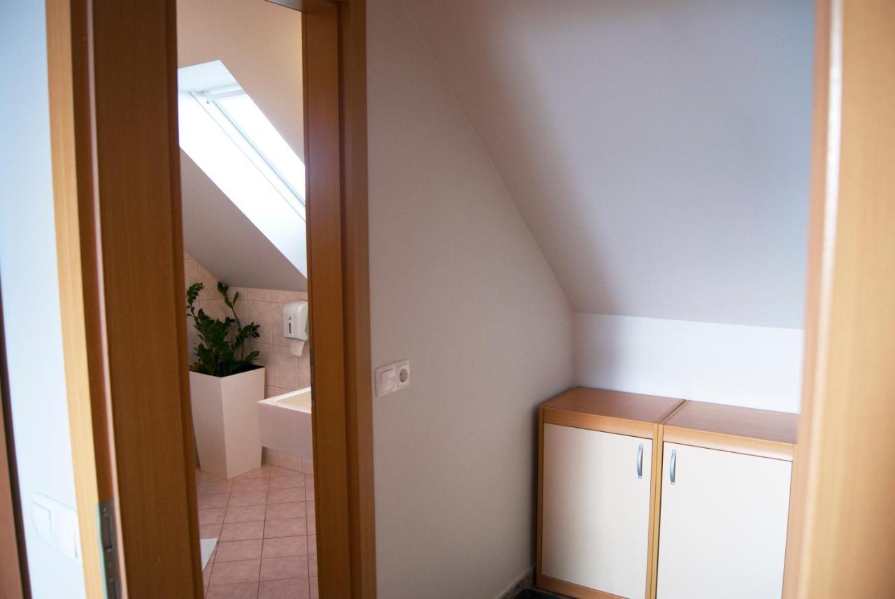 Rooms & Apartments Kepic, Airport Accomodation แซเคลียนาโกเรนสเคม ภายนอก รูปภาพ