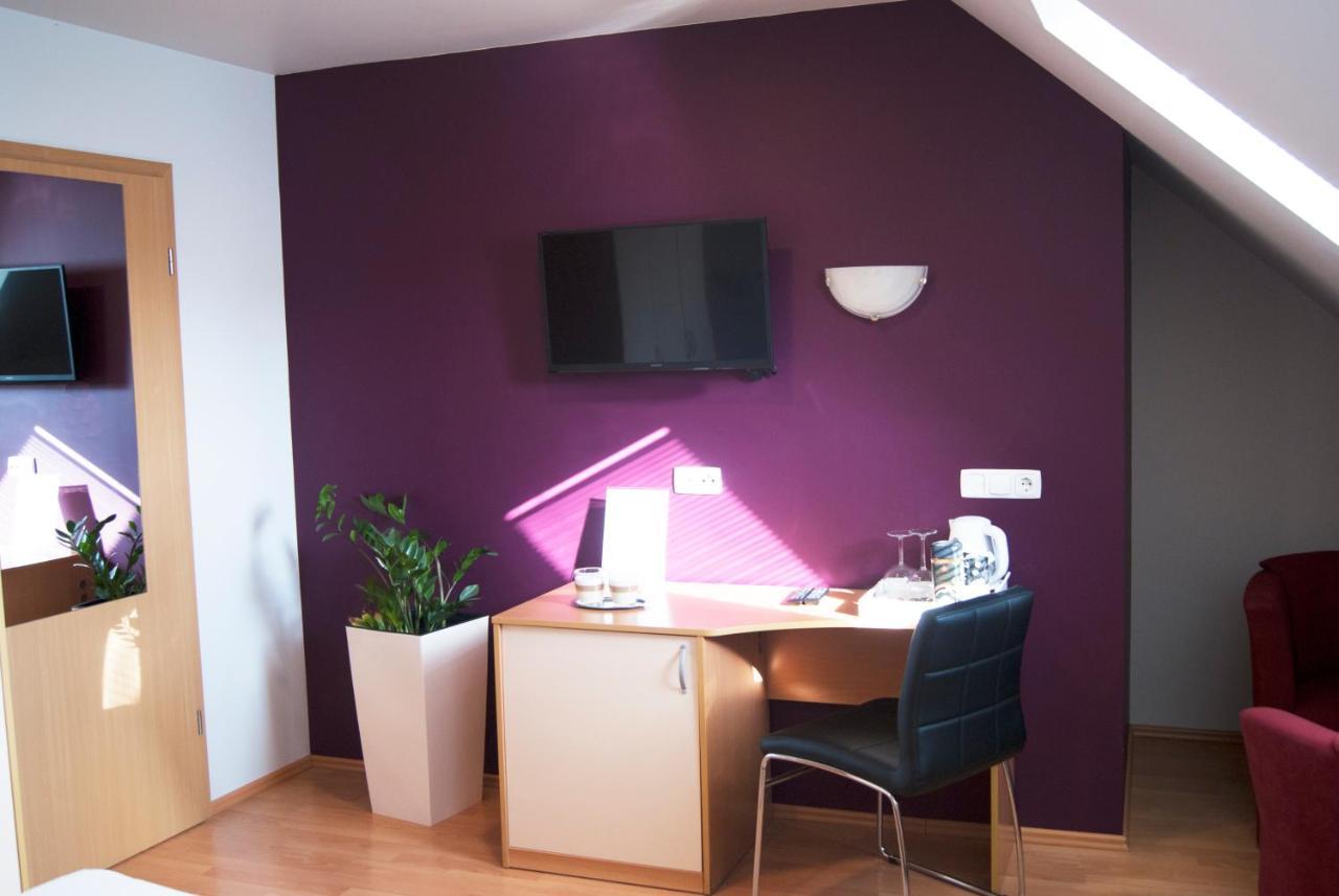 Rooms & Apartments Kepic, Airport Accomodation แซเคลียนาโกเรนสเคม ภายนอก รูปภาพ