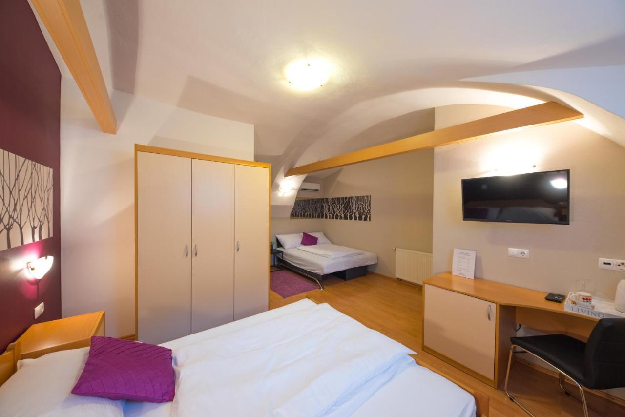 Rooms & Apartments Kepic, Airport Accomodation แซเคลียนาโกเรนสเคม ภายนอก รูปภาพ