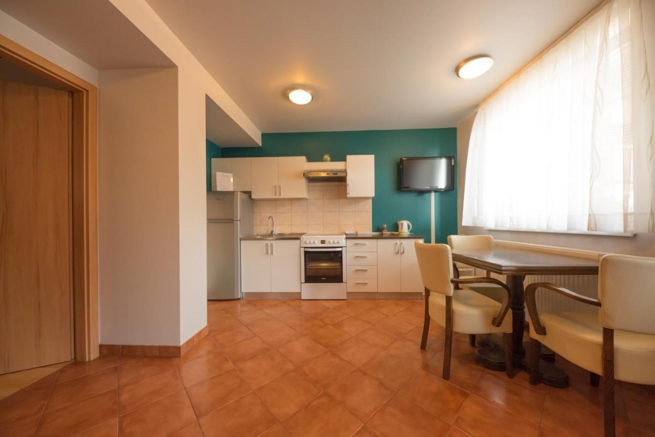 Rooms & Apartments Kepic, Airport Accomodation แซเคลียนาโกเรนสเคม ภายนอก รูปภาพ