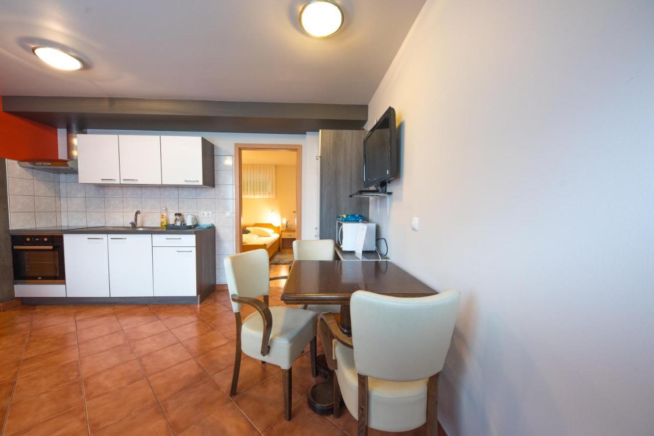 Rooms & Apartments Kepic, Airport Accomodation แซเคลียนาโกเรนสเคม ภายนอก รูปภาพ