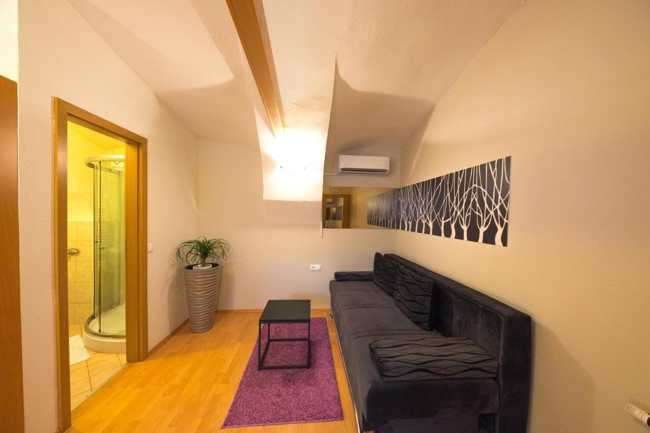 Rooms & Apartments Kepic, Airport Accomodation แซเคลียนาโกเรนสเคม ภายนอก รูปภาพ
