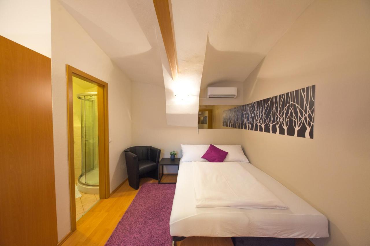 Rooms & Apartments Kepic, Airport Accomodation แซเคลียนาโกเรนสเคม ภายนอก รูปภาพ