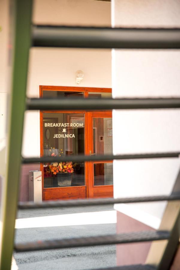 Rooms & Apartments Kepic, Airport Accomodation แซเคลียนาโกเรนสเคม ภายนอก รูปภาพ